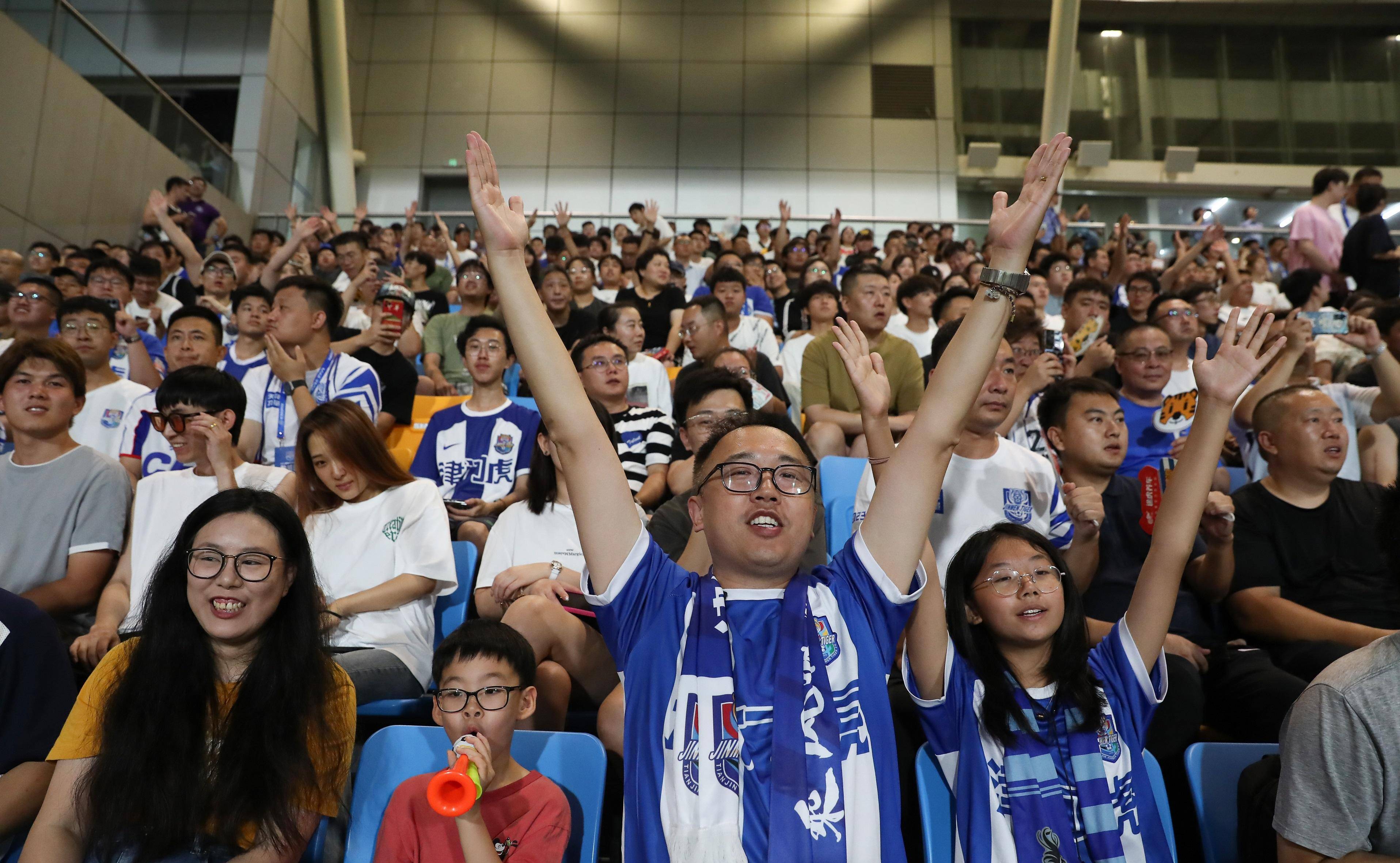 雷火电竞充值-关于比赛气氛燃烧高潮，球迷狂热欢呼的信息