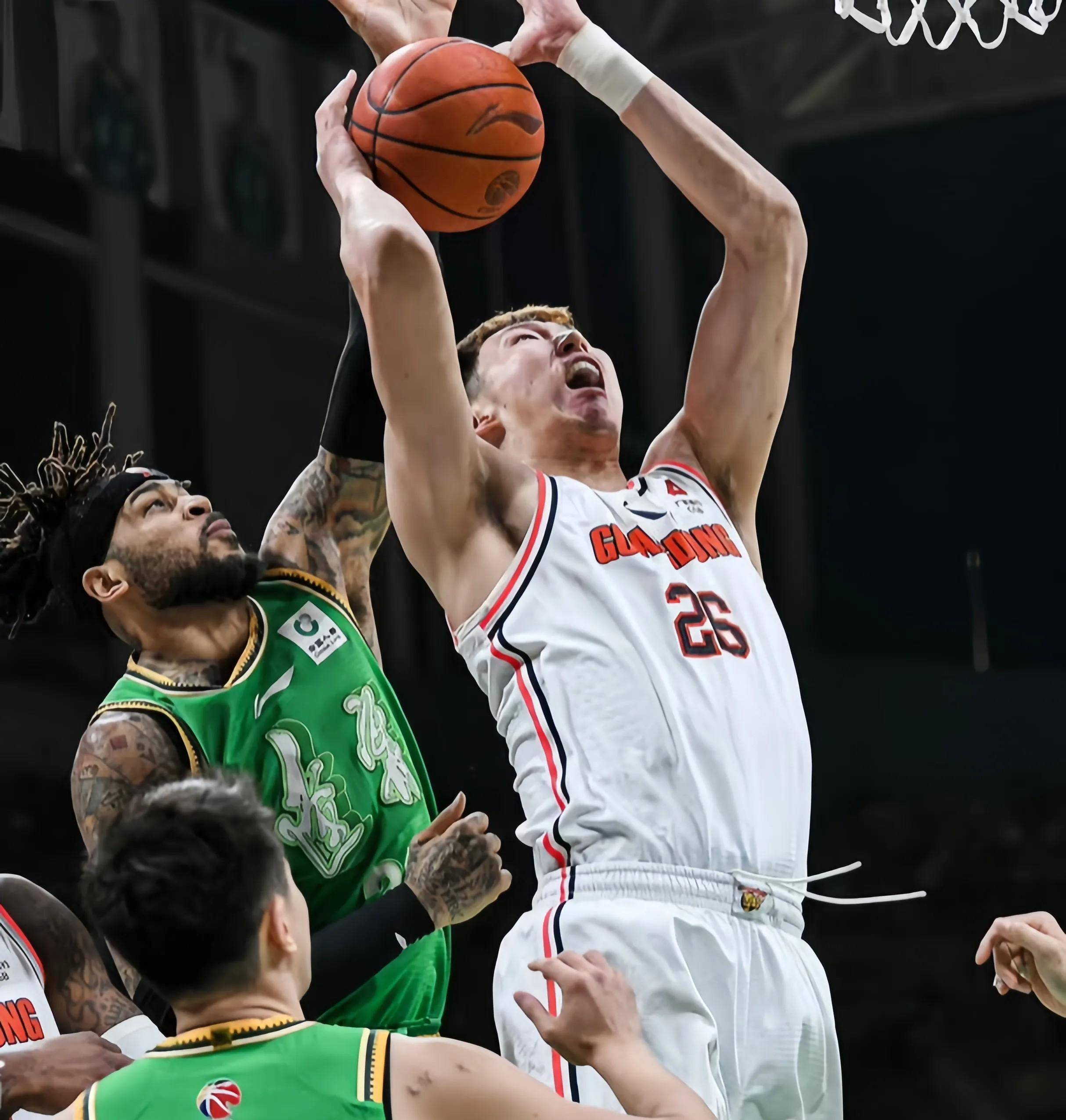 篮球队员们在赛场上鏖战不休 篮球队员们在赛场上鏖战不休