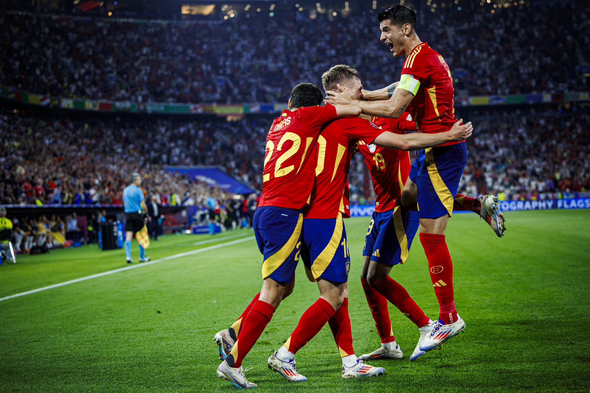 雷火电竞网址-球星爆发！欧洲杯赛场再现神级操作的简单介绍